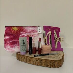 SUNDAY STATE HAIR CLIP + CLINIQUE BEAUTY ITEM